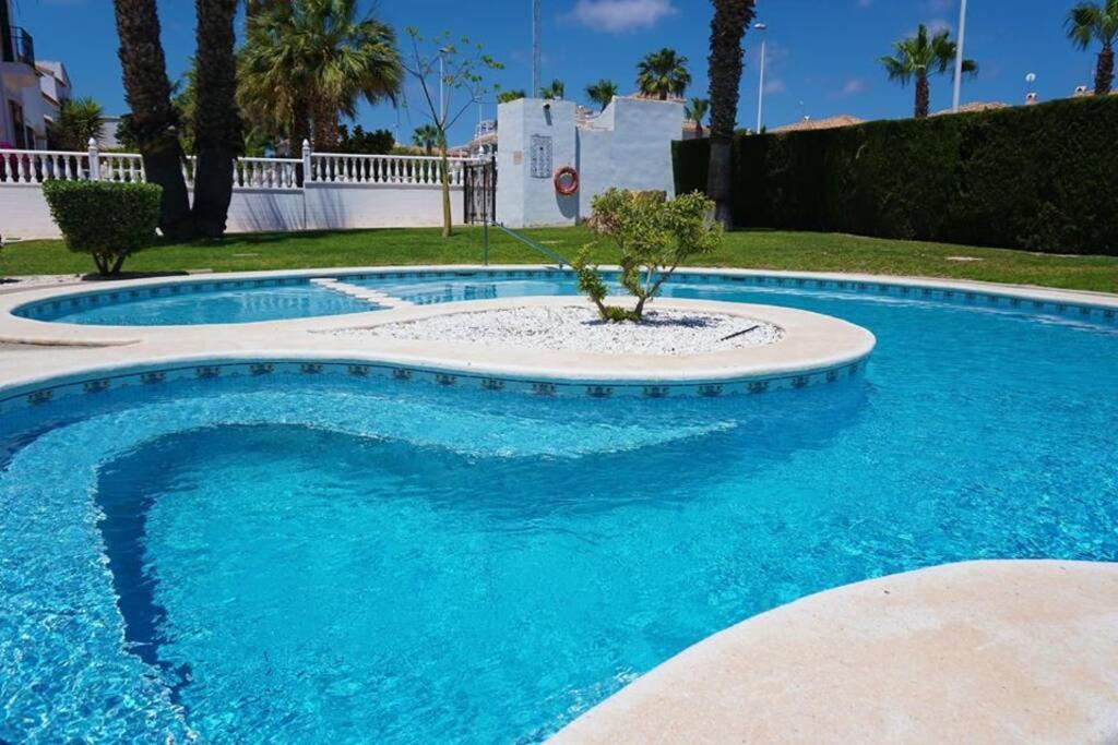 Spacious Ground floor apartment with Garden & Communal Pool - Housity