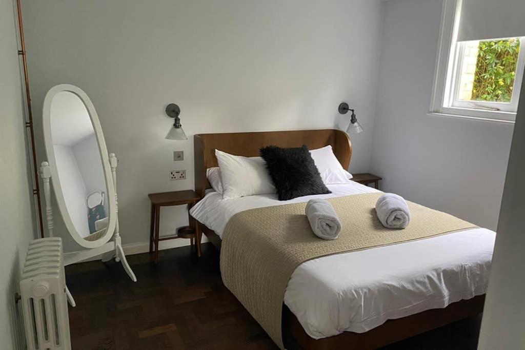 Classroom Flat Suite in a converted school in Fowey town centre - Housity