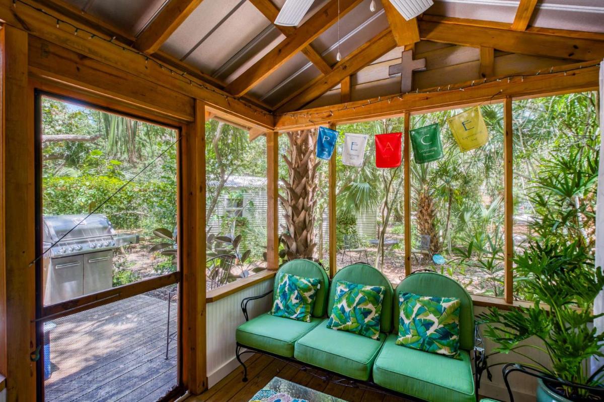 Tin Shed Revival Cabin - Housity