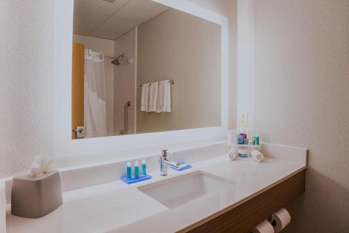 Holiday Inn Express Branford-New Haven, an IHG Hotel - Housity
