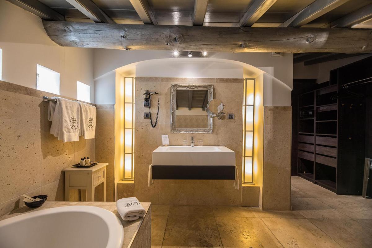 une salle de bains avec un lavabo et un miroir dans l'établissement Hôtel Le Roi Théodore & Spa, à Porto-Vecchio