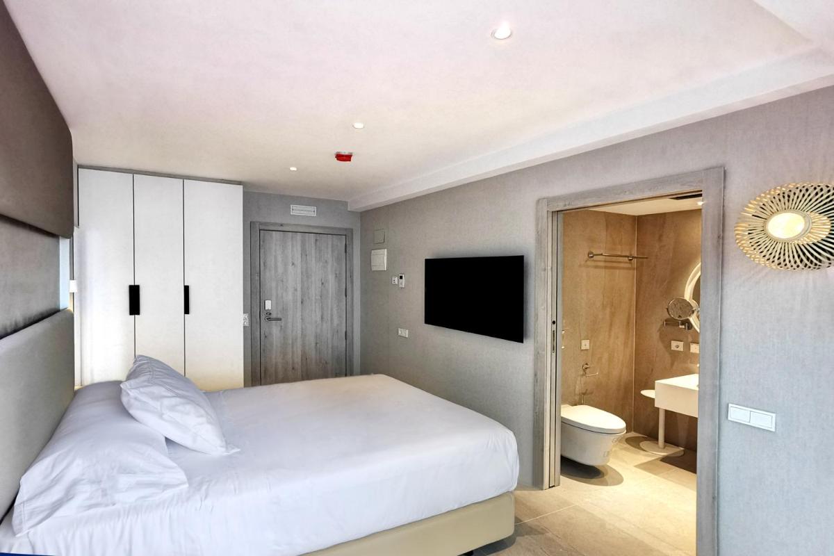Cama o camas de una habitación en Hotel & Spa Castillo de Peñíscola 4* Sup