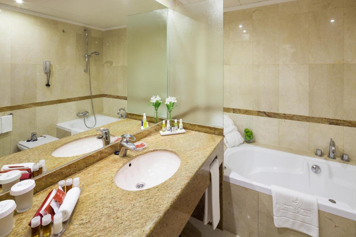 Un baño de Hotel Royal Plaza