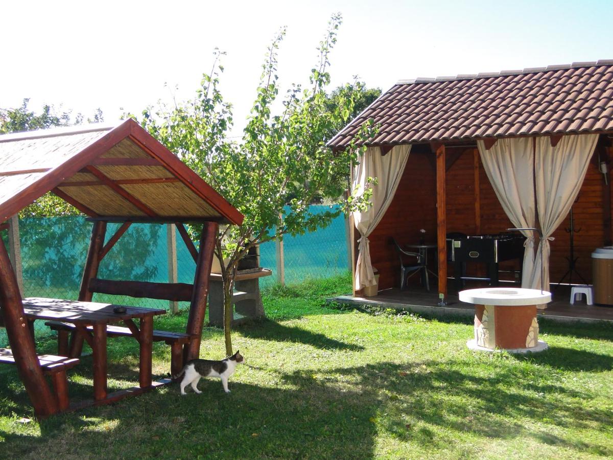 Vadrózsa Vendégház-Apartman - Housity