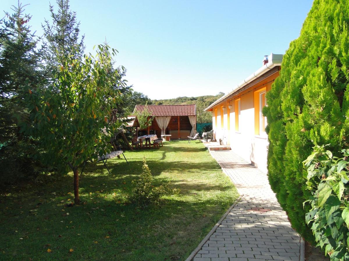 Vadrózsa Vendégház-Apartman - Housity