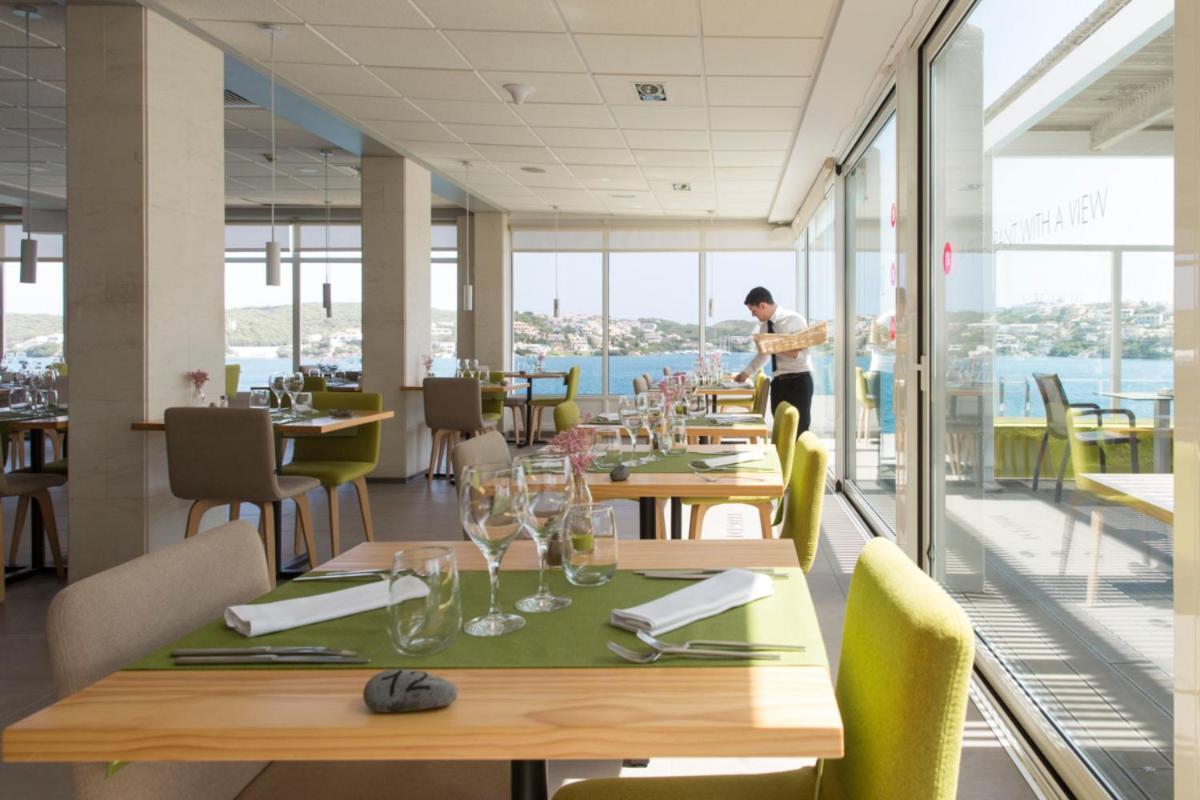 Un restaurante o sitio para comer en ARTIEM Carlos - Adults Only