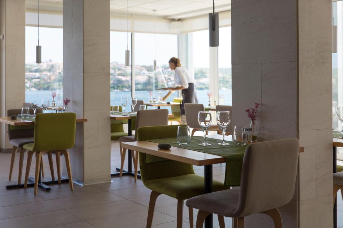 Un restaurante o sitio para comer en ARTIEM Carlos - Adults Only