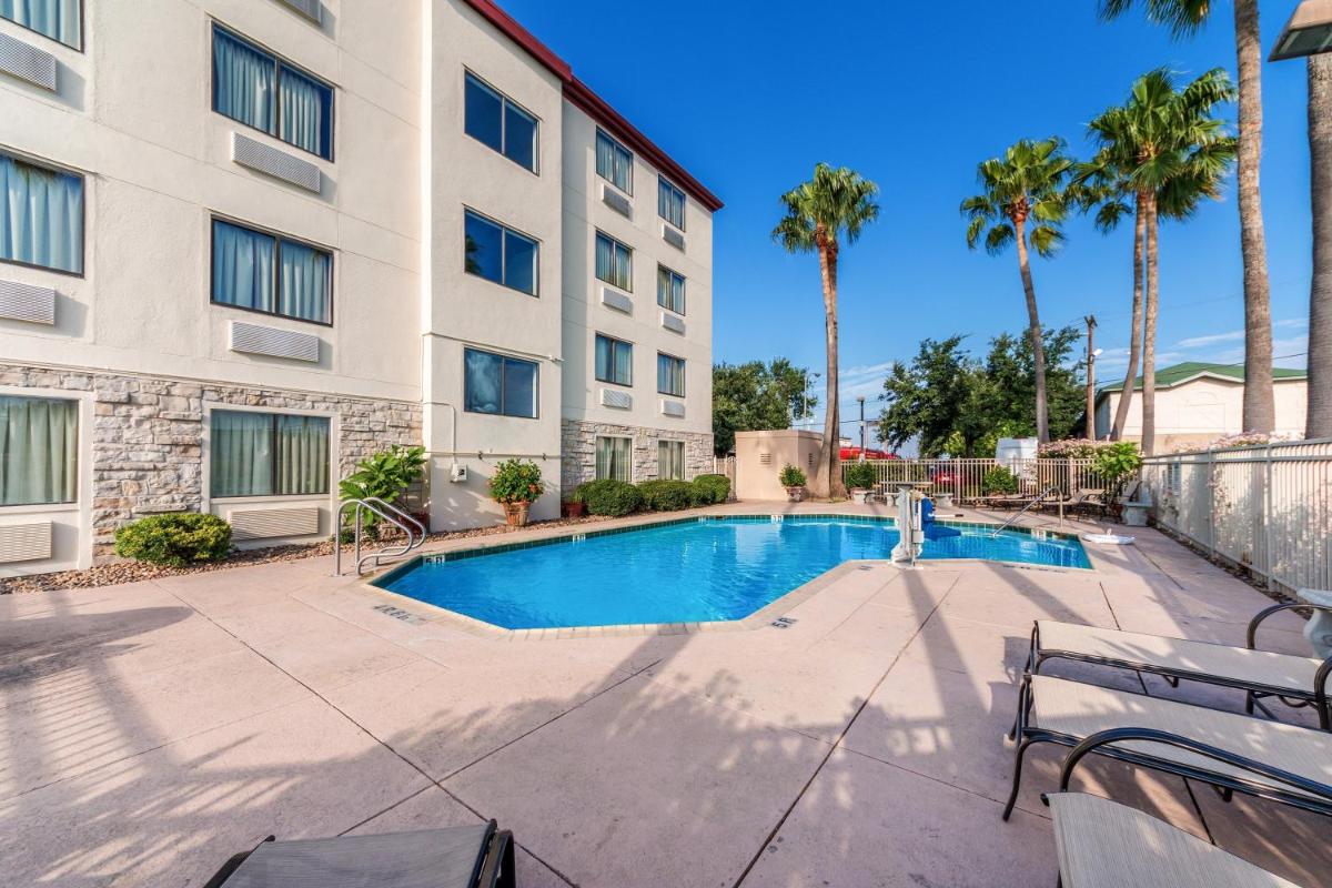 Red Roof Inn Laredo - Housity