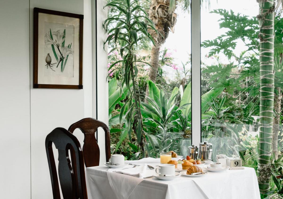 Um jardim no exterior de Quintinha Sao Joao Hotel & Spa