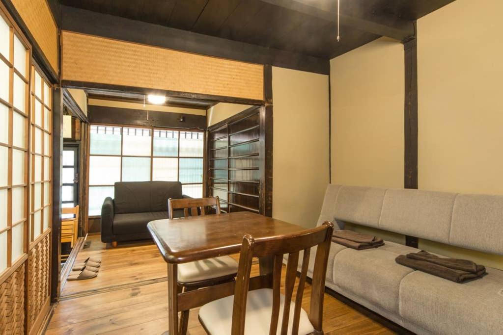 Sanjo Iho-an - Housity