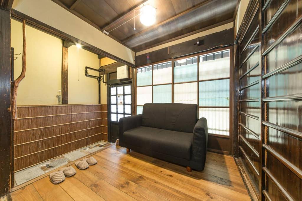 Sanjo Iho-an - Housity