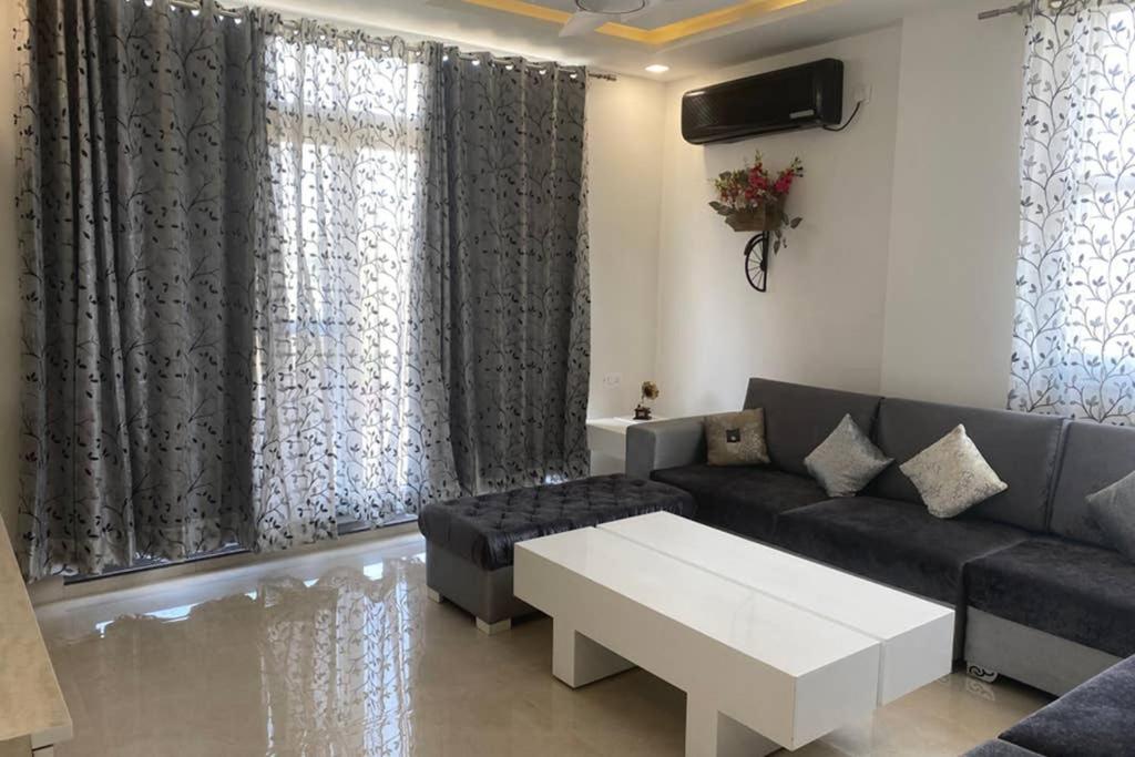 Suitetrails - Luxurious 2bhk with huge terrace, partial river view