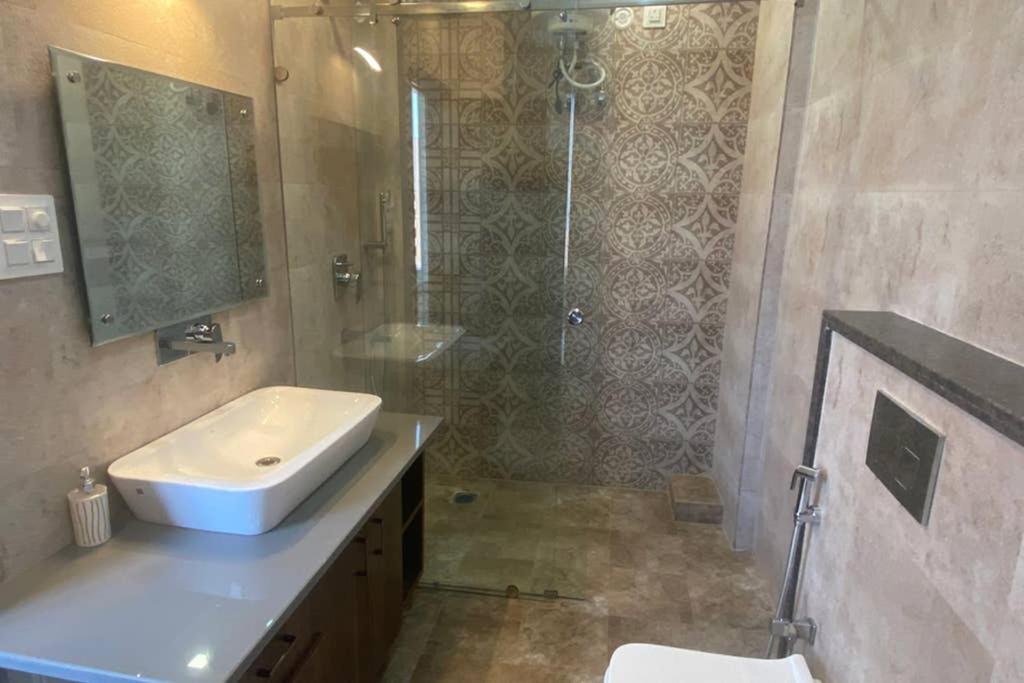 Suitetrails - Luxurious 2bhk with huge terrace, partial river view