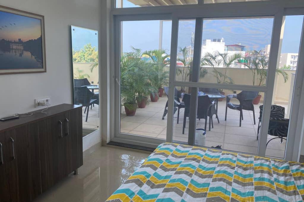 Suitetrails - Luxurious 2bhk with huge terrace, partial river view