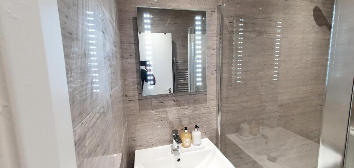 Garland Stylish Apartment 2 In Greater London - Housity