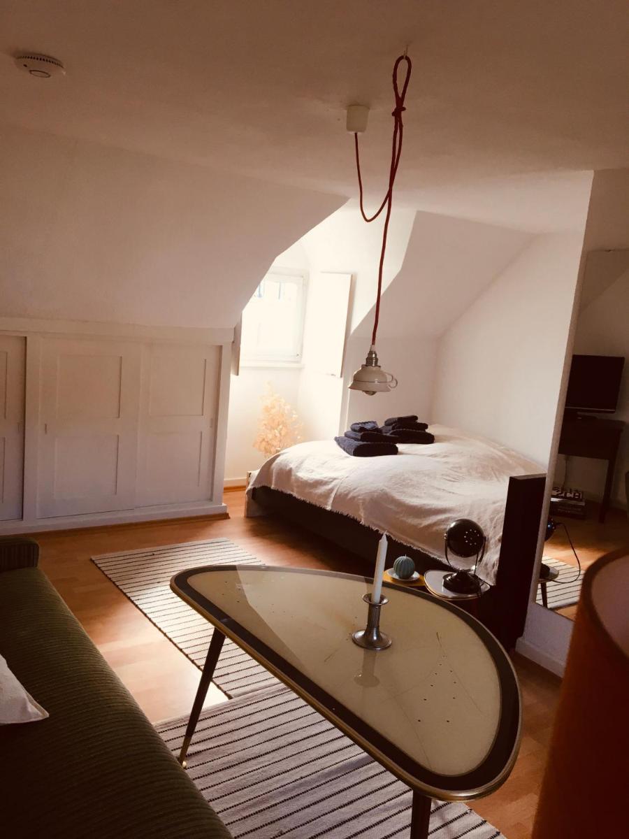Vintage-Mansarde über wilden Gärten - Housity
