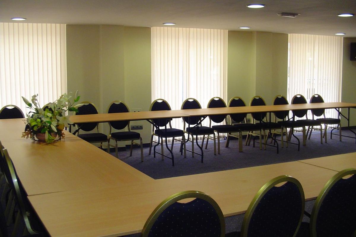 una sala de conferencias con una mesa larga y sillas en Hotel Hispania, en Playa de Palma 39 fotos más