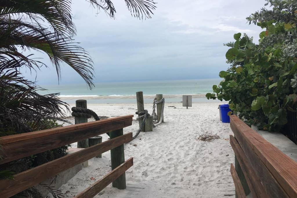 Beach Condo in Gated Complex, Heated Courtyard Pool, Ocean only 1 block away! - Housity
