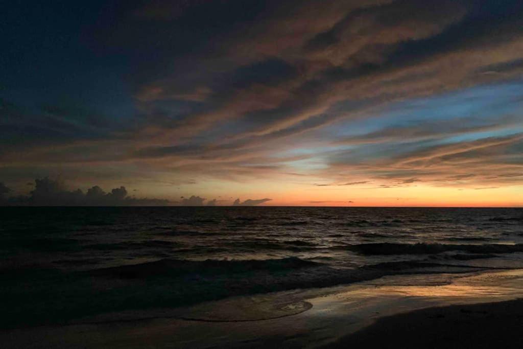Beach Condo in Gated Complex, Heated Courtyard Pool, Ocean only 1 block away! - Housity