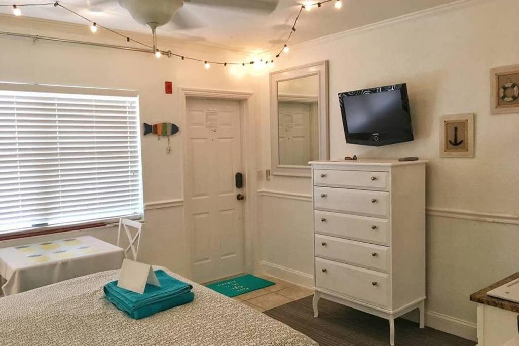 Beach Condo in Gated Complex, Heated Courtyard Pool, Ocean only 1 block away! - Housity