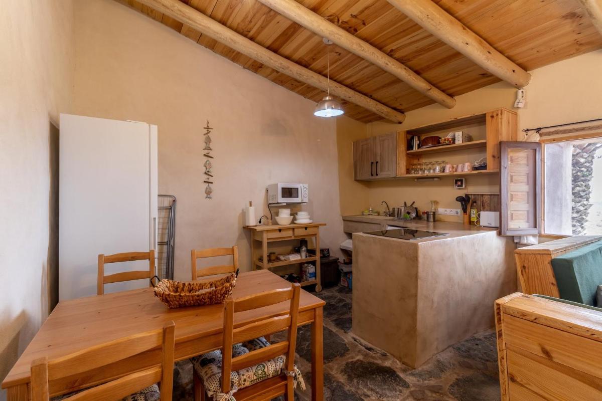 Flatguest Charming House + Pool + Terrace + Views - Housity