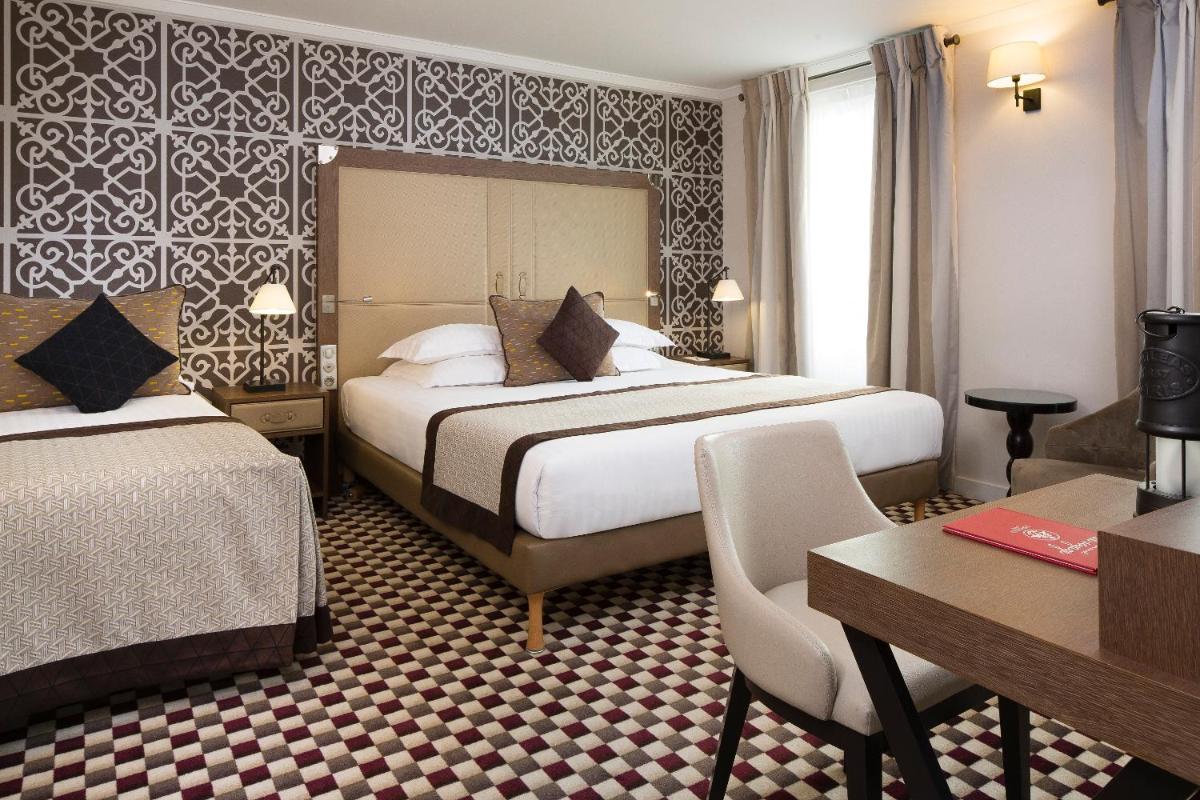 une chambre d'hôtel avec deux lits et un bureau dans l'établissement Hotel Phileas Lazare & Spa - Opera, à Paris 81 autres photos