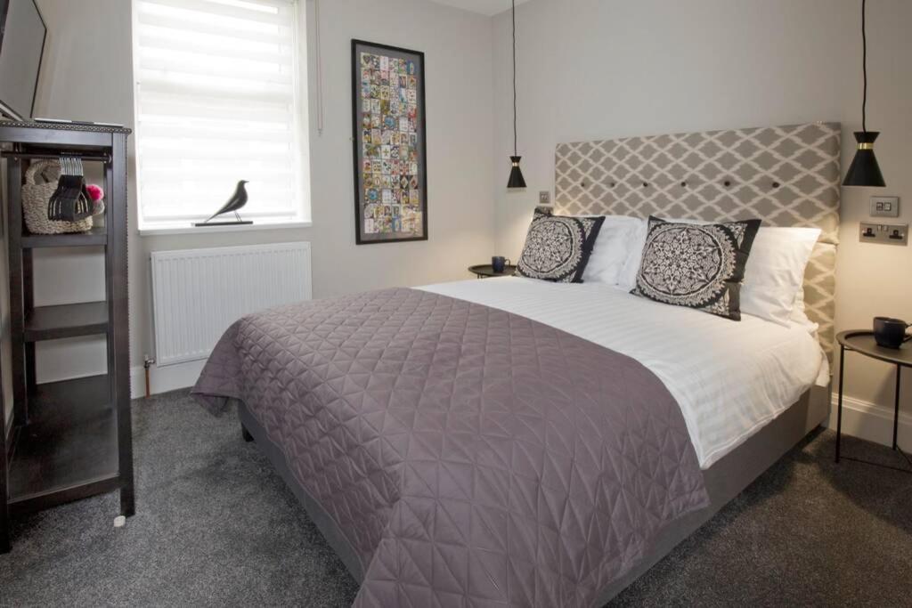 Blackbird Luxury 2 Bed Accommodation Room 7 - Housity