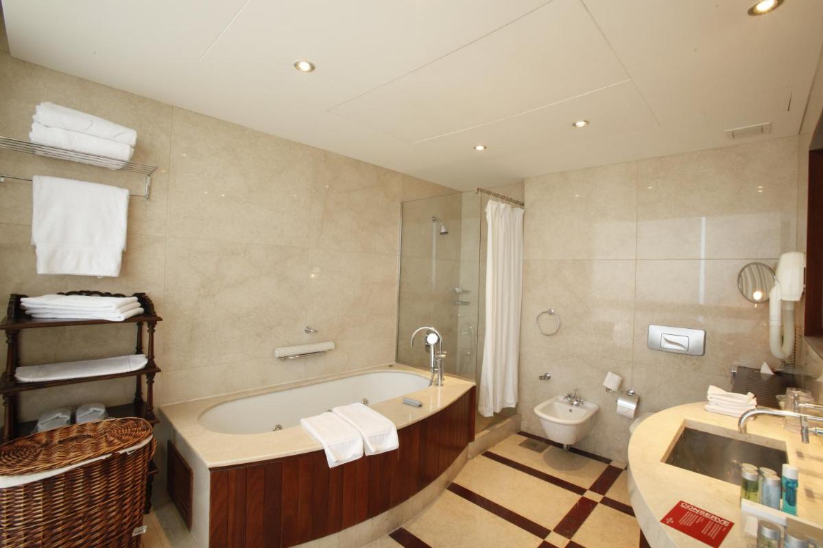 Crowne Plaza Hamra Beirut by IHG - Housity