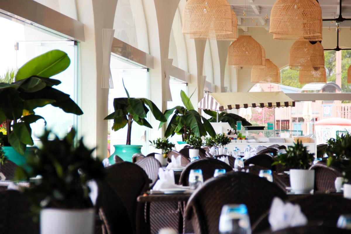 Um restaurante ou outro lugar para comer em Crowne Plaza Vilamoura - Algarve by IHG