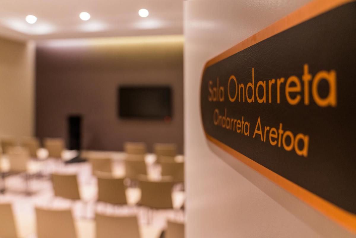 Certificado, premio, señal o documento que está expuesto en Catalonia Donosti