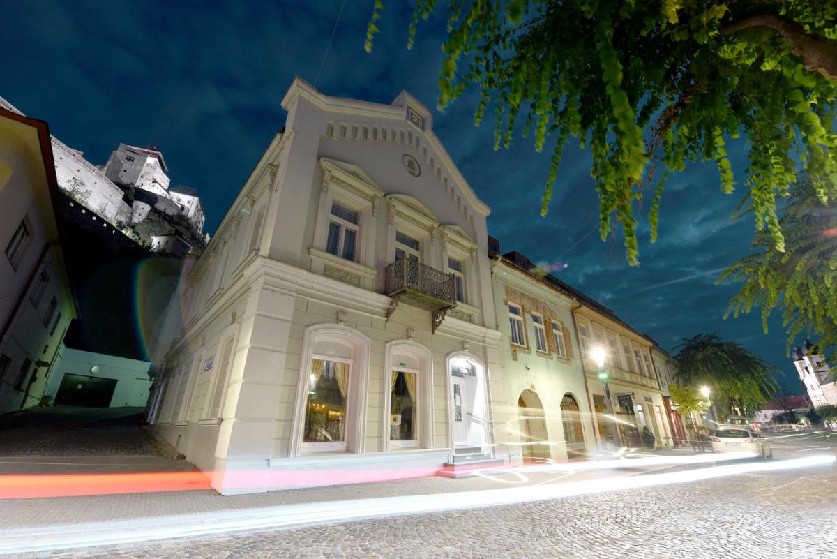 Apartmán s átriom v historickom centre - Housity