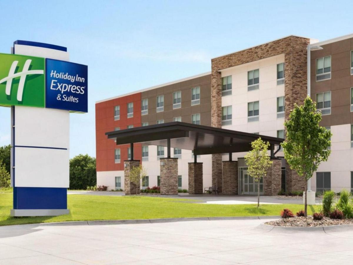 Holiday Inn Express & Suites - Dallas Market Center, an IHG Hotel - Housity