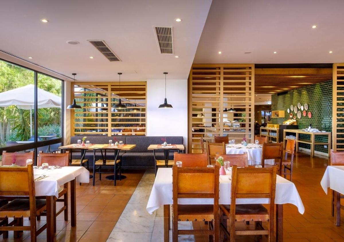Um restaurante ou outro lugar para comer em Evora Hotel