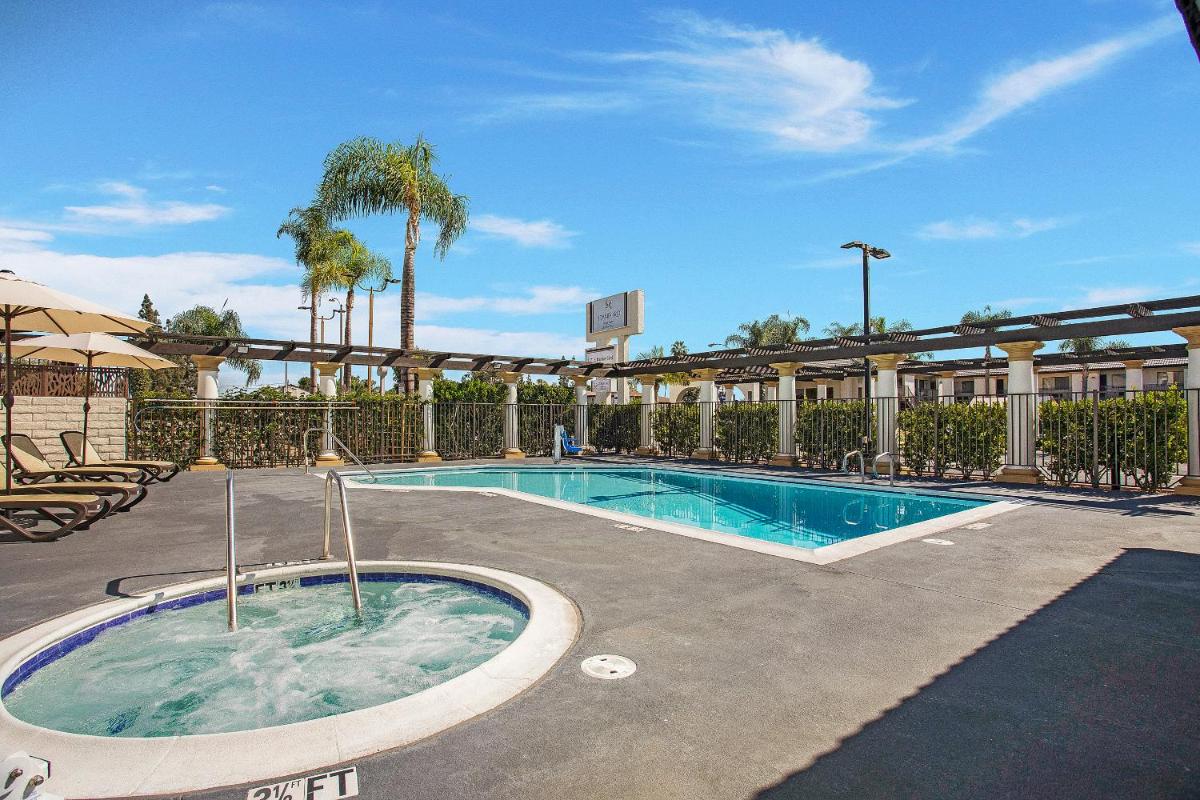 Stanford Inn & Suites Anaheim - Housity