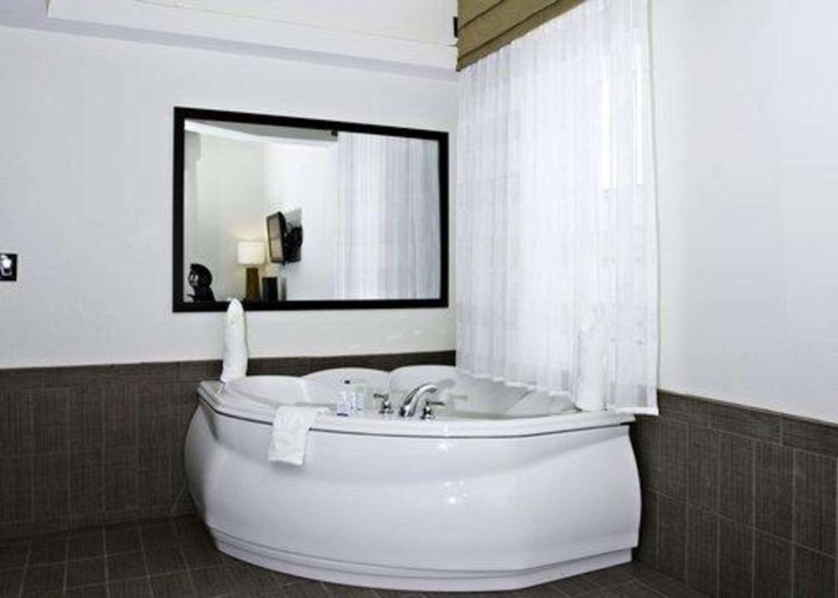 Sleep Inn & Suites Downtown Inner Harbor - Housity
