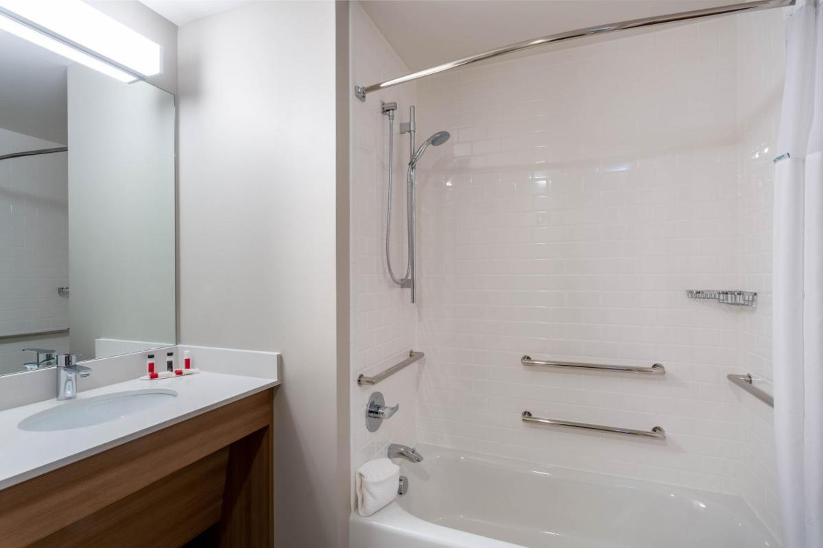 Microtel Inn & Suites by Wyndham Amsterdam - Housity