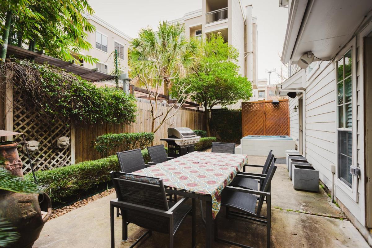 Walk to Bars and Restaurants, 2 mi from Stadiums and Theaters, Great for Groups - Housity