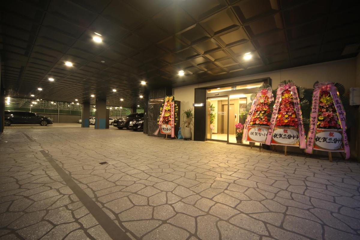 The Stone Bridge Hotel Sasang - Housity