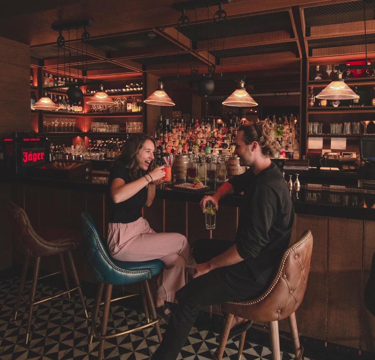 a man and a woman sitting at a bar at Shangri-La Eros New Delhi in New Delhi a man and a woman sitting at a bar at Shangri-La Eros New Delhi in New Delhi