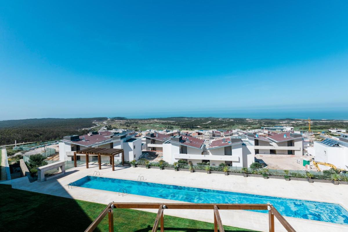 uma imagem de uma villa com piscina em Royal Obidos Scenic Resort em Praia del Rei