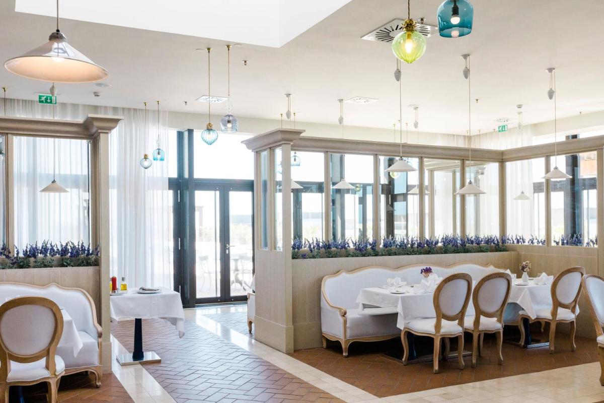 Um restaurante ou outro lugar para comer em Royal Obidos Scenic Resort