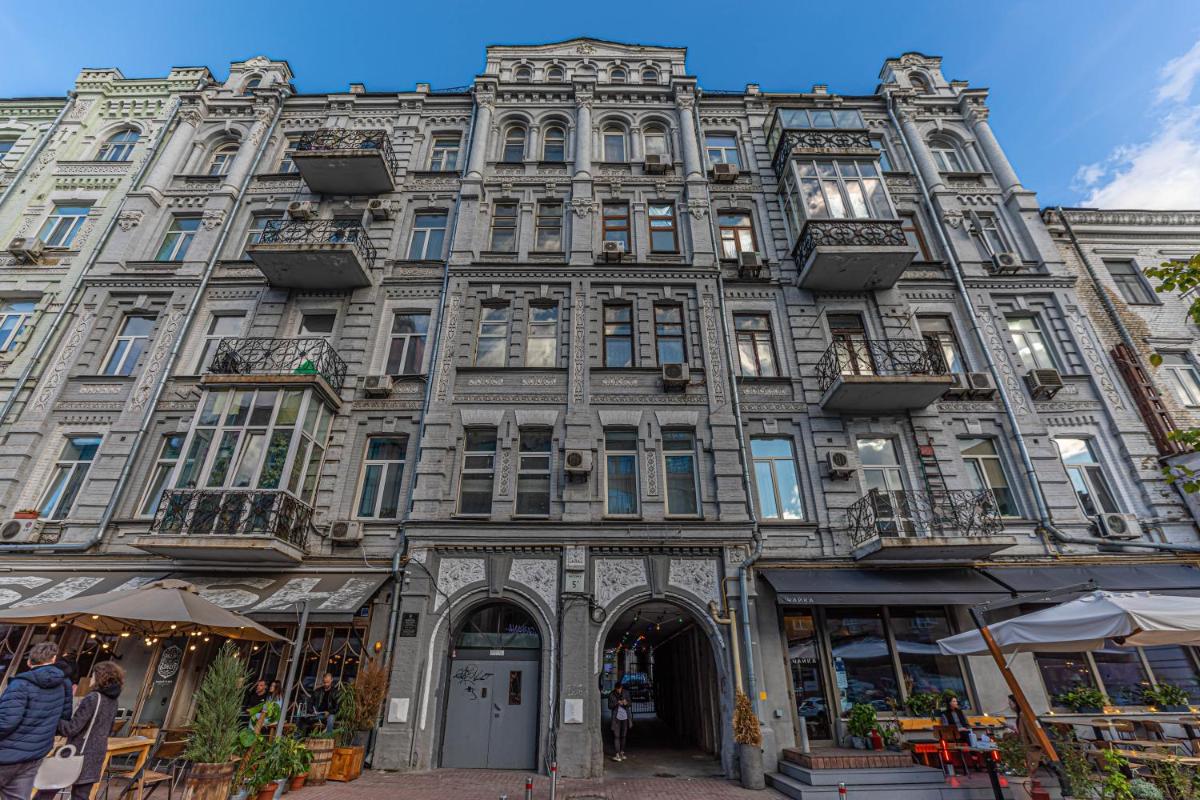 Luxury Urban Lofts Across Baseina & Arena - Housity