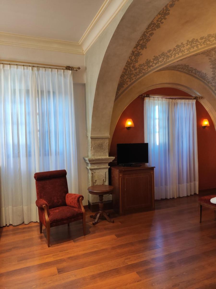 Una televisión o centro de entretenimiento en Hotel Palacio de la Magdalena