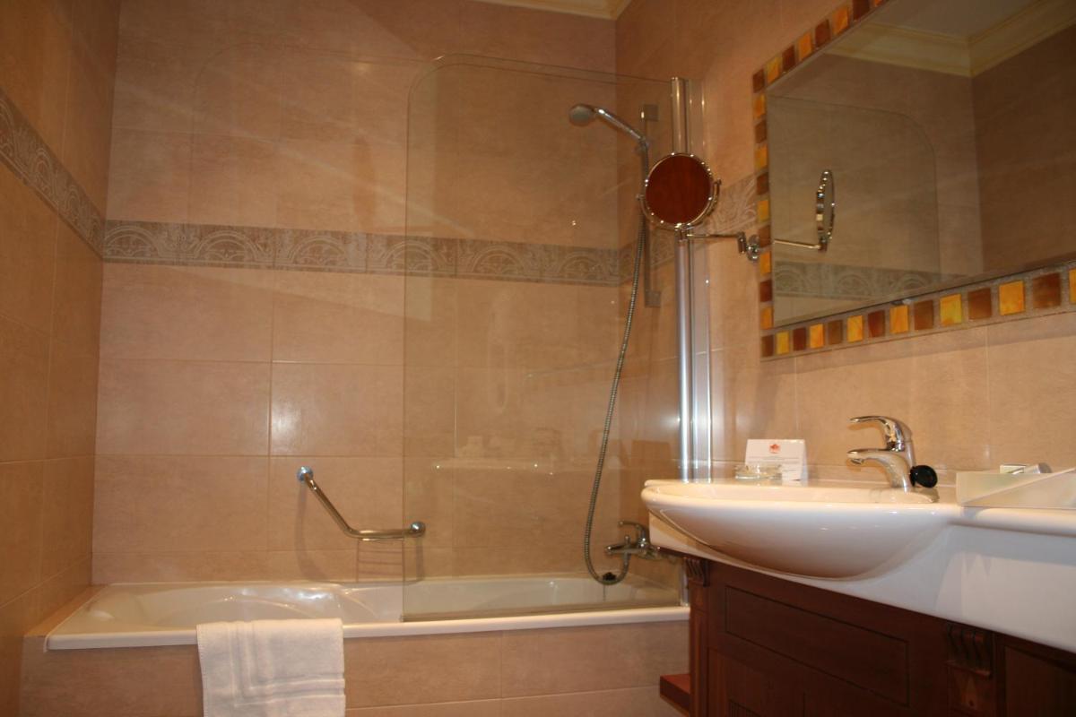 Un baño de Hotel Palacio de la Magdalena