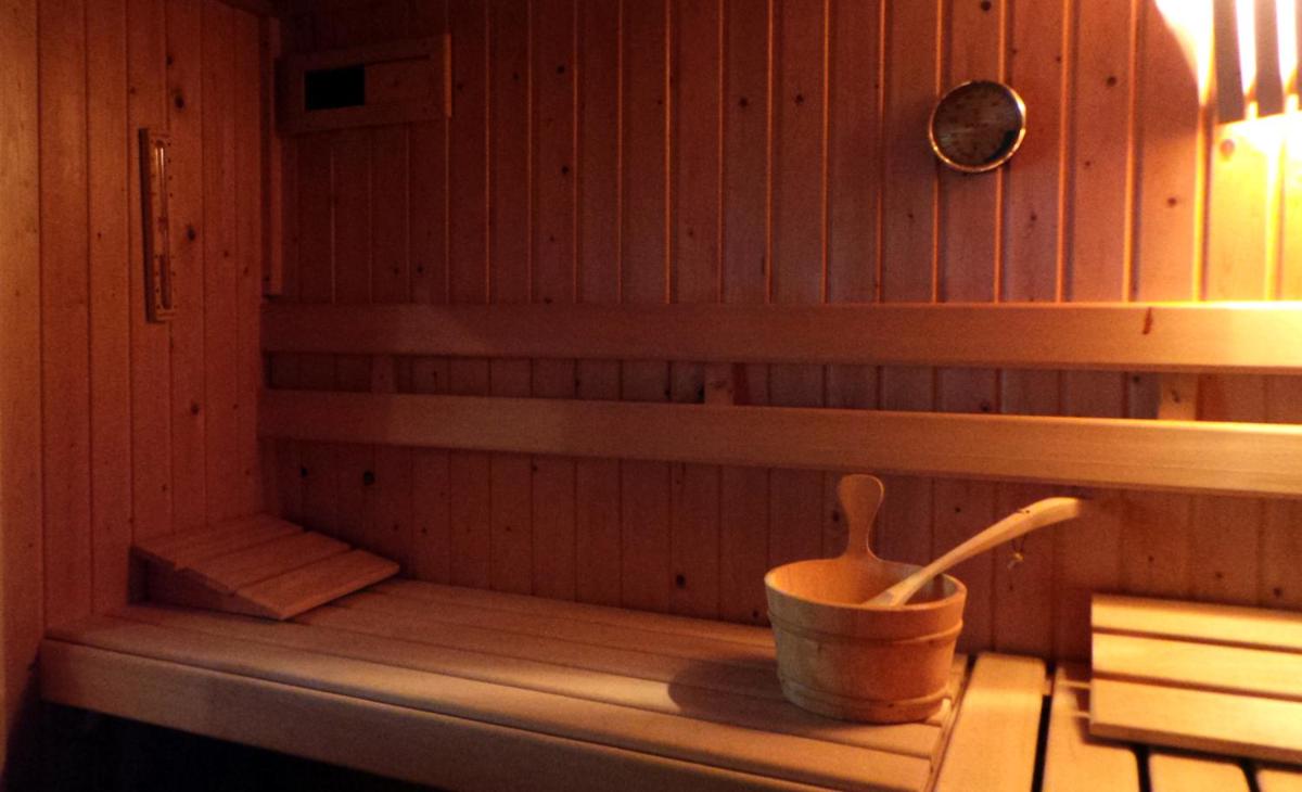 De Kapiteinshut aan de rivier met XL ligbad en sauna - Housity