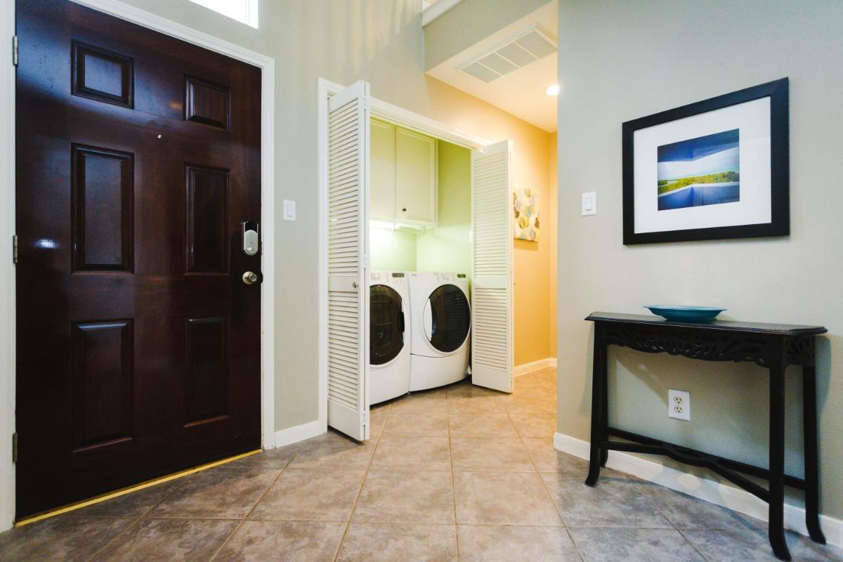 Walk to Bars and Restaurants, 2 mi from Stadiums and Theaters, Great for Groups - Housity