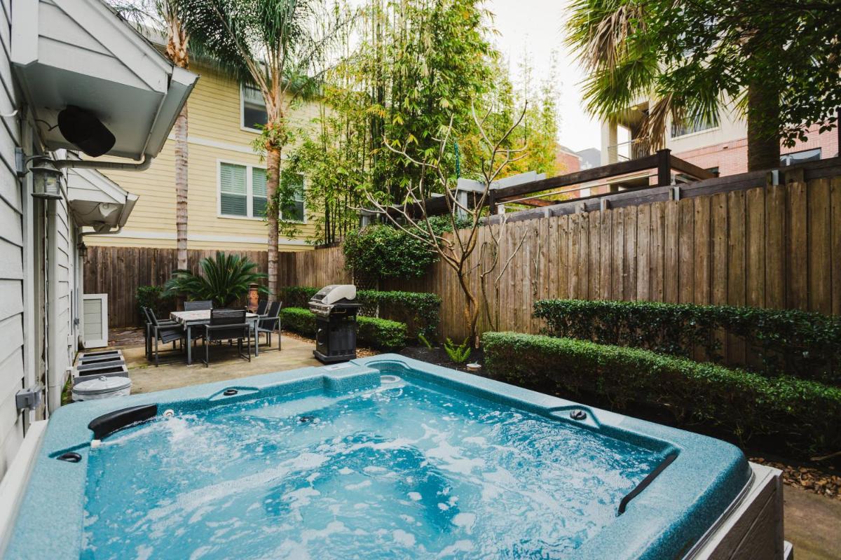 Walk to Bars and Restaurants, 2 mi from Stadiums and Theaters, Great for Groups - Housity
