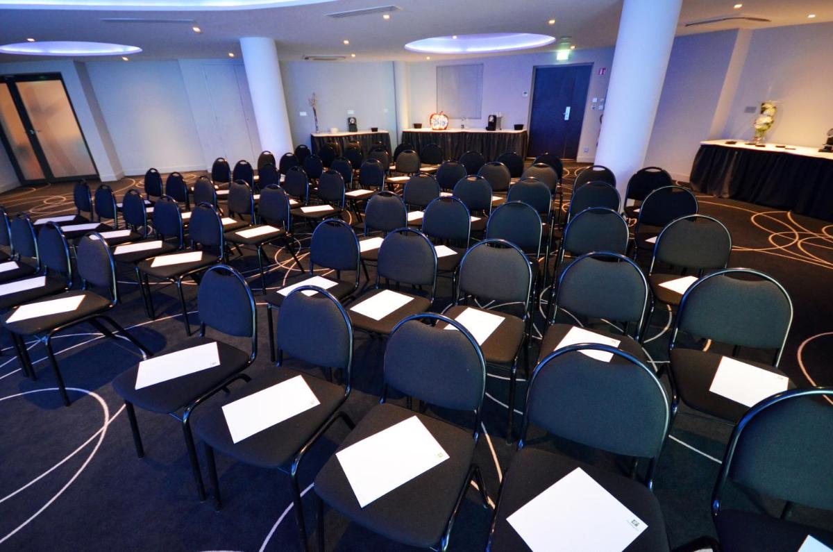 Espace de conférence ou salle de réunion dans l'établissement Holiday Inn Dijon Toison D'or by IHG