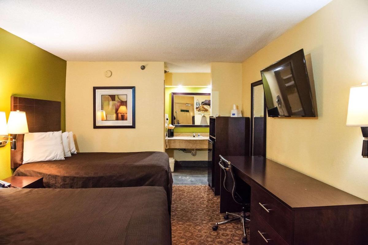 Rodeway Inn & Suites Clarksville near Governors Square Mall - Housity