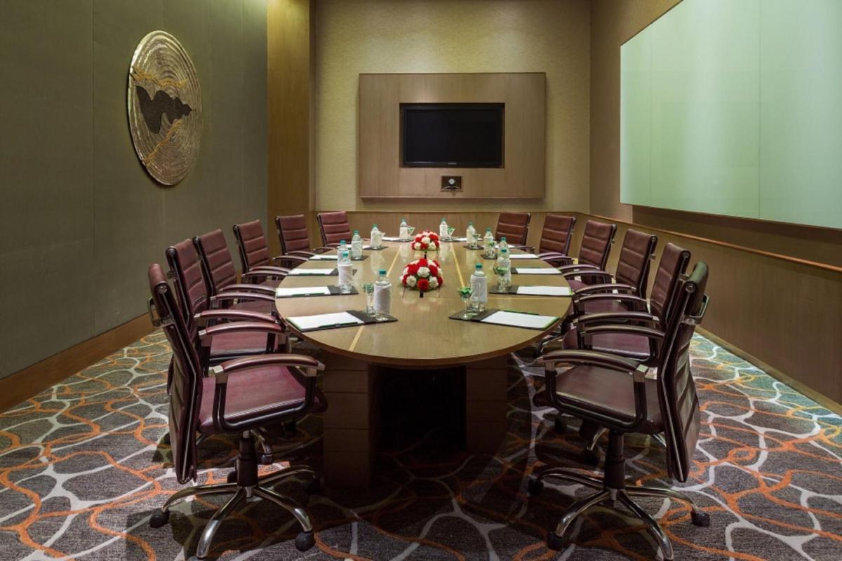a conference room with a large table and chairs at Holiday Inn New Delhi Aerocity by IHG in New Delhi
